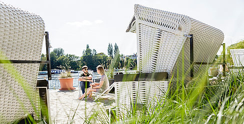 Zwei Studierende im Strandkorb auf dem Campus Wilhelminenhof