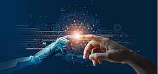 Roboterhand und menschliche Hand berühren sich